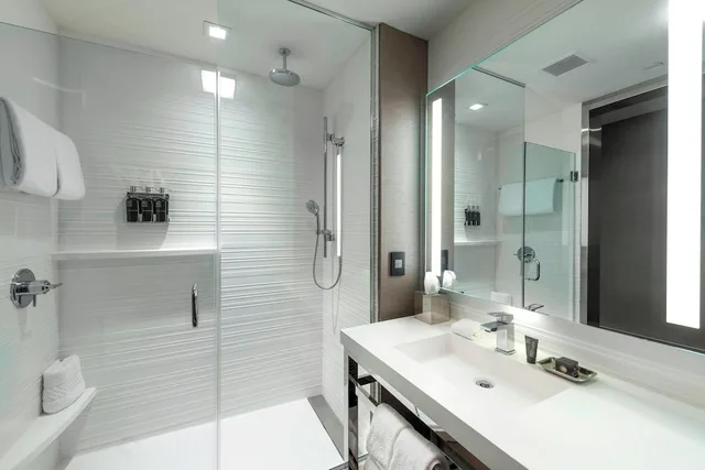 غرفة بسرير كينج مع أريكة لذوي الإعاقة، AC Hotel by Marriott Boston Downtown 2/2