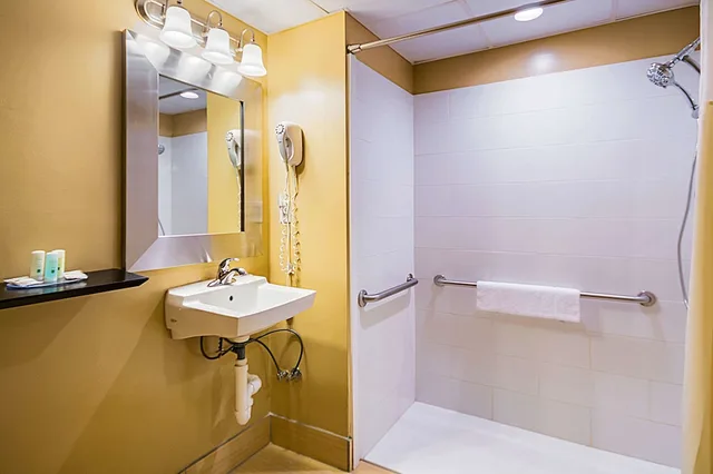 غرفة قياسية بسرير كينج، Quality Inn Fairmont 5/5
