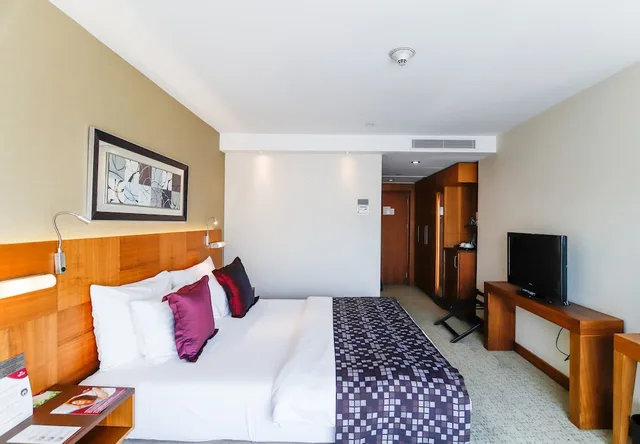 غرفة بريميوم بسرير كينج، Crowne Plaza Istanbul Harbiye Hotel 1/10