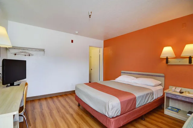غرفة بسرير مزدوج لذوي الإعاقة، Motel6 Twentynine Palms, CA 1/8