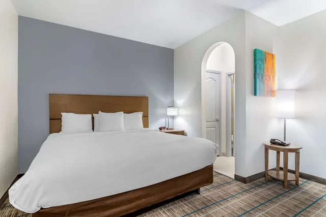 Efficiency, King Bed, MainStay Suites Port Arthur - Beaumont South 1/2