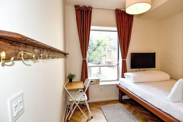 Cozy, Queen Bed, Lounge Level، Highroad Hostel Dc 3/4