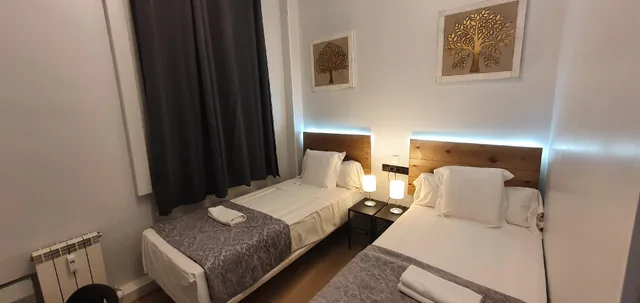 غرفة بسريرين منفصلين بحمام خاص، Lm Rooms Opera 1/1