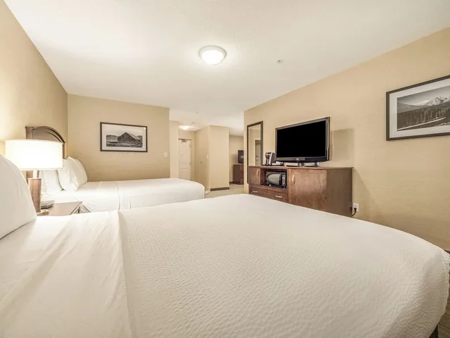 جناح بسريرين كوين بإطلالة على المسبح بغرفة نوم واحدة، HOLIDAY INN LETHBRIDGE 7/10