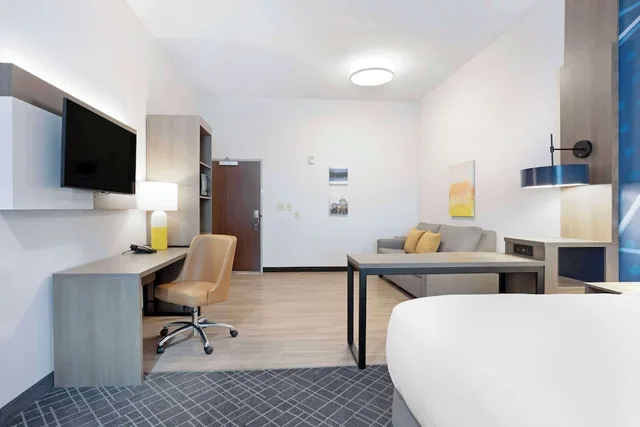غرفة بسرير كينج مع أريكة، Comfort Inn & Suites Mountain Grove US-60 4/6