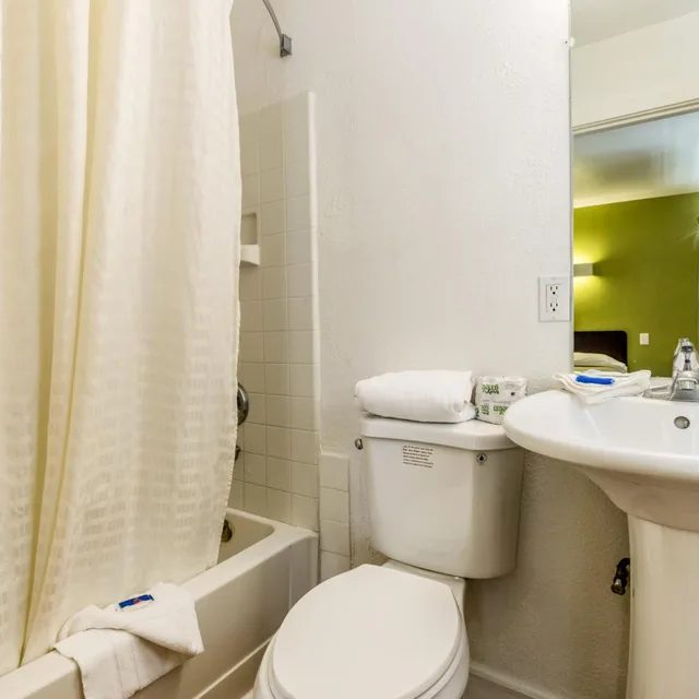 غرفة بسرير كوين، Motel6 San Rafael, CA 10/10