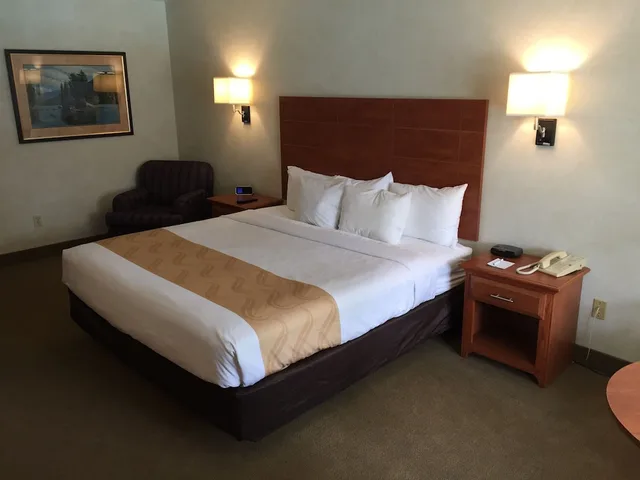 غرفة قياسية بسرير كينج، Quality Inn Lake George 2/5