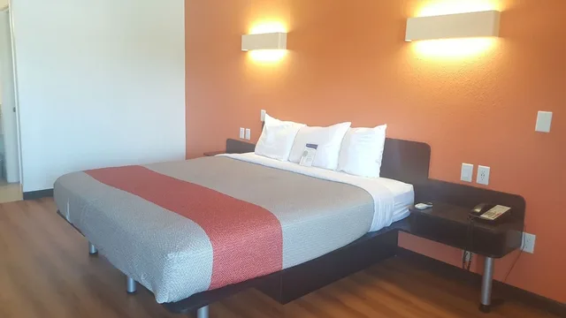 غرفة قياسية بسرير كينج للمدخنين، Motel6 Columbus, OH - OSU 4/5
