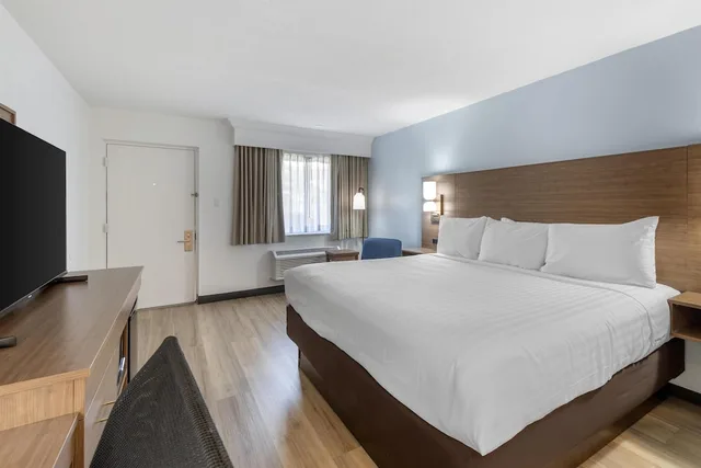 Standard, King Bed, Courtyard View, Best Western Palm Beach Lakes 1/8
