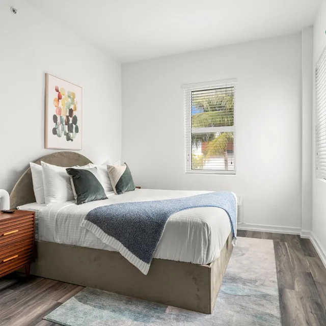 استوديو بسرير كينج مع أريكة، Bluebird Suites at The Apex Miami 2/6