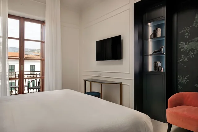 غرفة كومفورت بسرير كينج، Majestic Palace Sorrento, Curio Collection by Hilton 2/6
