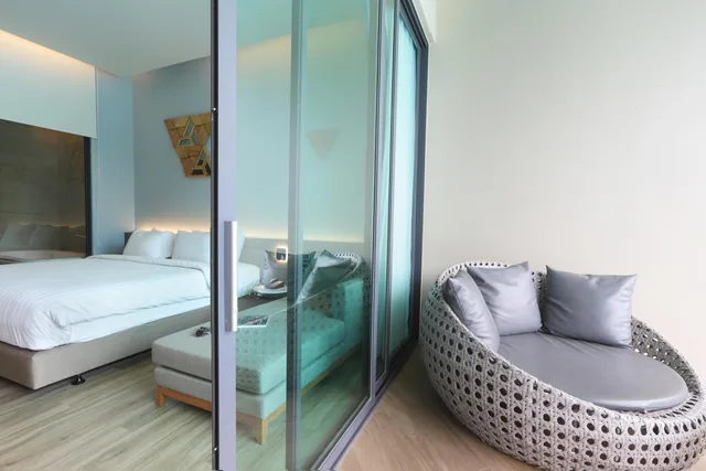Room, King Bed, Pool Access, The Signature Hotel Airport 6/8