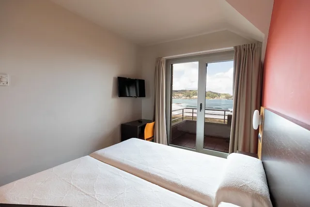 غرفة ديلوكس بسريرين منفصلين بإطلالة على الشاطئ، Maritimo Ris Hotel and Apartments 1/8