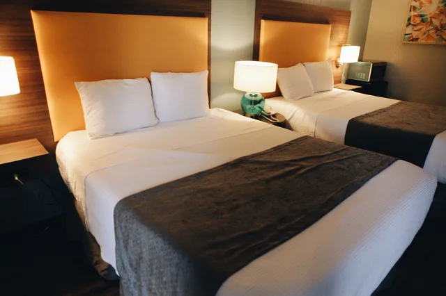 غرفة بريميوم بسريرين مزدوجين، All Seasons Inn & Suites 1/6