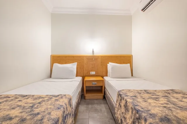 غرفة عائلية بسرير كوين وسريرين منفصلين، SENZA Grand Santana Hotel 2/5