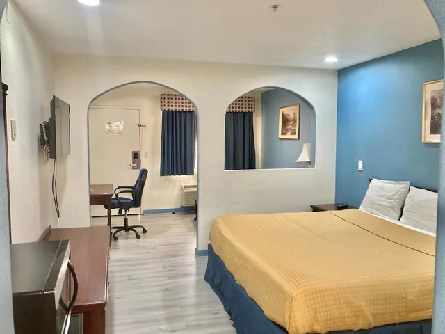 غرفة بسرير كينج، Americas Best Value Inn Suites Houston Brookhollow Nw 1/5