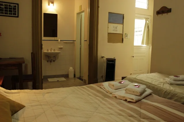 غرفة ثلاثية بحمام خاص، Sabatico Travelers Hostel 1/2