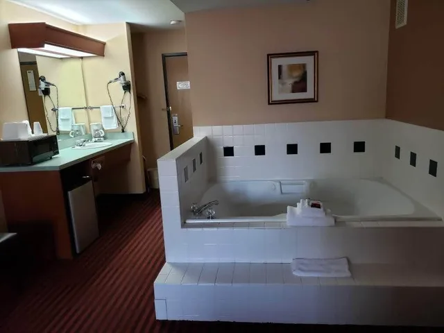 غرفة بسرير كينج بحوض جاكوزي، Americas Best Value Inn & Suites Forest Grove Hillsboro 6/6