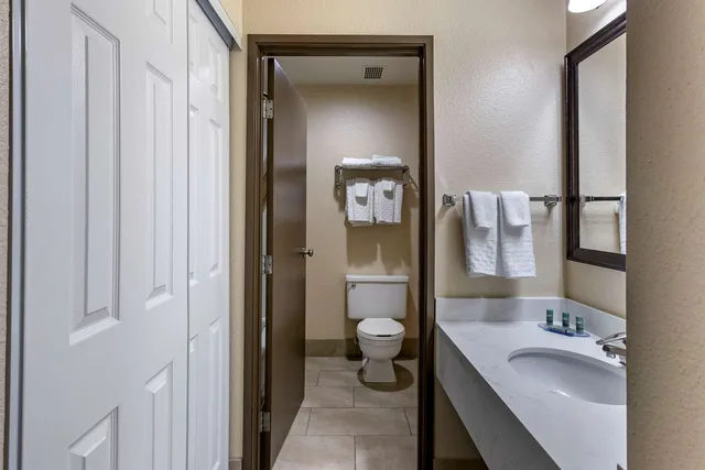 غرفة بسرير كينج بشرفة، Best Western Sunridge Inn & Conference Center 4/4