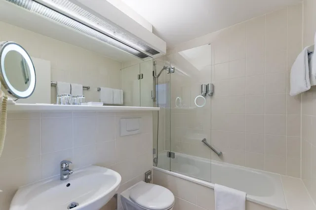 غرفة كلاسيكية ثلاثية بسرير مزدوج، Arthotel ANA im Olympiapark 3/6