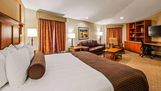 Suite, King Bed, Dining Area, Sofa, Jetted Tub، Best Western Plus High Country Inn 2/8