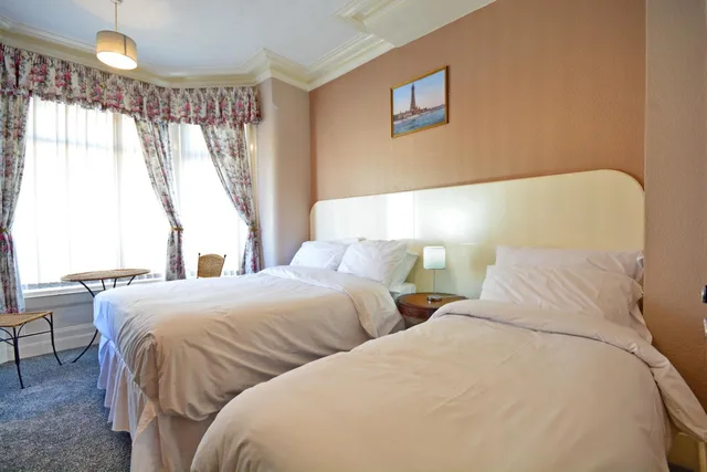 غرفة ثلاثية، Royal Oakwell Hotel 8/10