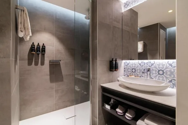 غرفة بريفيليج رباعية بسرير مزدوج مع أريكة، Mercure Amsterdam City Hotel 6/9