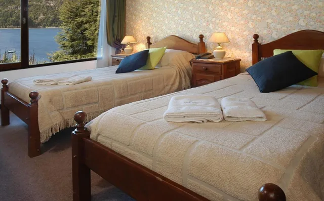 غرفة قياسية بسريرين منفصلين بإطلالة على البحيرة، Hosteria El Condado 6/7