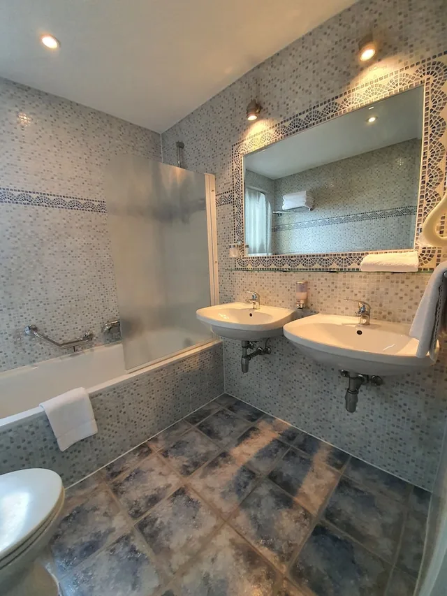 Deluxe, Family, 1 Queen and 1 Single Bed, Sofa, Hotel Midi-Zuid 4/4