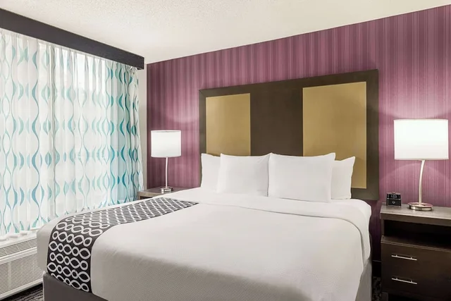 Studio, Suite, King Bed, La Quinta Inn & Suites by Wyndham Newark - Elkton 3/4