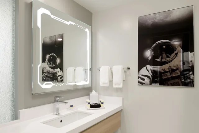 Room, King Bed, Space Needle View, Corner، Astra Hotel, Seattle, A Tribute Portfolio Hotel by Marriott South Lake Union 3/4