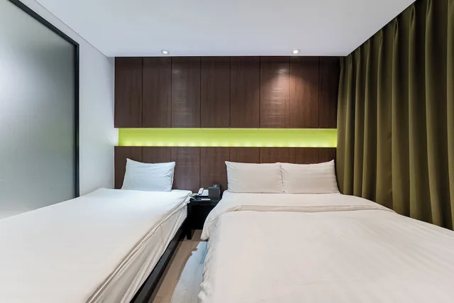 غرفة بريميير عائلية بسريرين منفصلين وسرير مزدوج وسرير فردي، Brown Dot Hotel Incheon Songdo 2/4