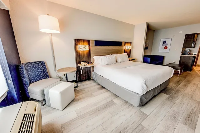 جناح بسرير كينج مع أريكة بمنطقة جلوس، Holiday Inn Express Hotel Suites Columbus Univ Area Osu 2/6