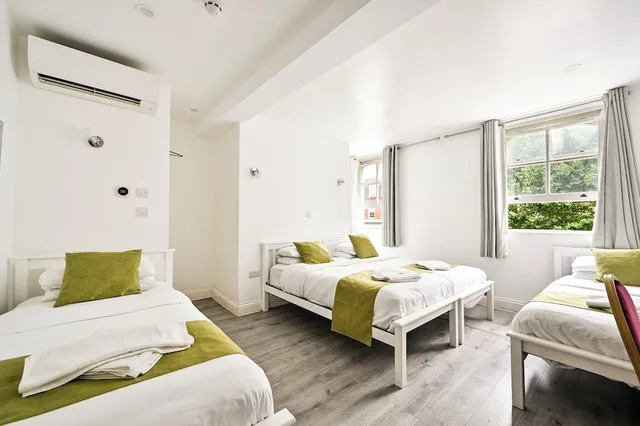 غرفة رباعية بأربعة أسرّة بحمام خاص، City London Hotel 1/8