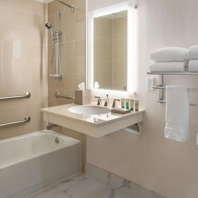 غرفة تقليدية بسرير كينج بحوض استحمام لذوي الإعاقة، Westin Atlanta Airport Hotel 6/10