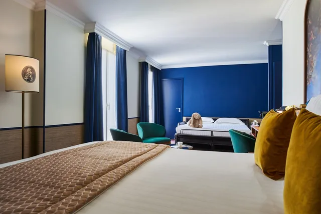 غرفة عائلية مع أريكة، Hotel Le Versailles 2/3
