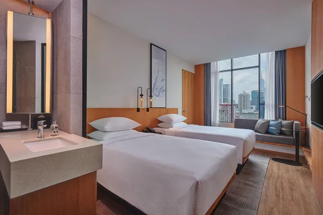 غرفة قياسية بسريرين منفصلين بإطلالة على المدينة، Fairfield by Marriott Chow Kit Kuala Lumpur 2/4