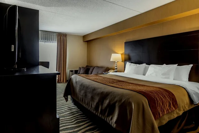 Upgrade, King Bed، Quality Inn Barrie, ON 1/2