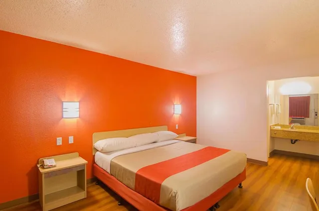 1 King Bed - Non-Smoking, Micfridge, View، Motel6 Saanichton, BC - Victoria Airport 10/10
