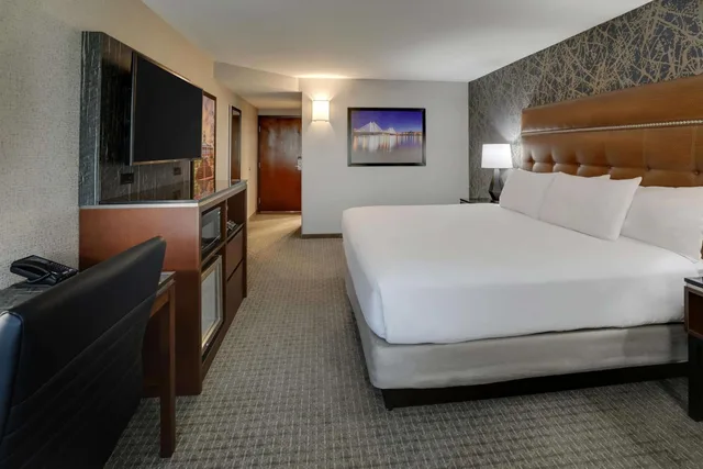 غرفة سوبيريور بسرير كينج، Drury Inn & Suites Cape Girardeau 1/6