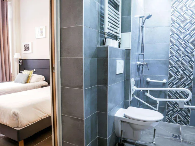 غرفة بسريرين منفصلين بحوض استحمام، HOTEL BONSEJOUR MONTMARTRE 5/7