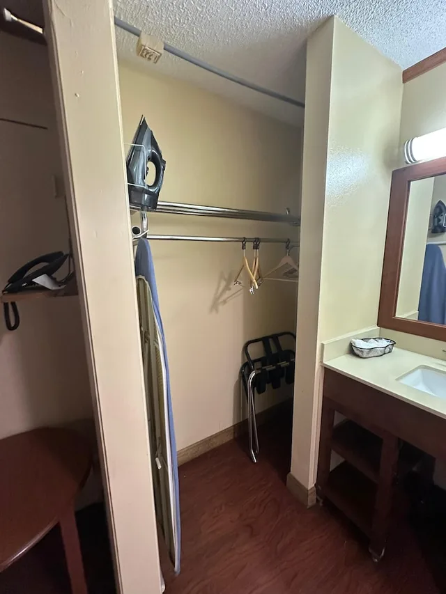 غرفة بسريرين مزدوجين للمدخنين، Hotel Red Rose by Townhouse Covington I-64 9/9