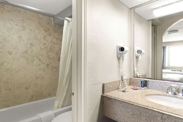 غرفة قياسية بسرير كينج، Econo Lodge Galveston Seawall, TX 9/10