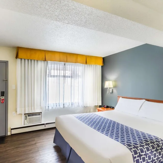 غرفة بسرير كينج مع أريكة، Econo Lodge Inn & Suites Calgary - University 7/10