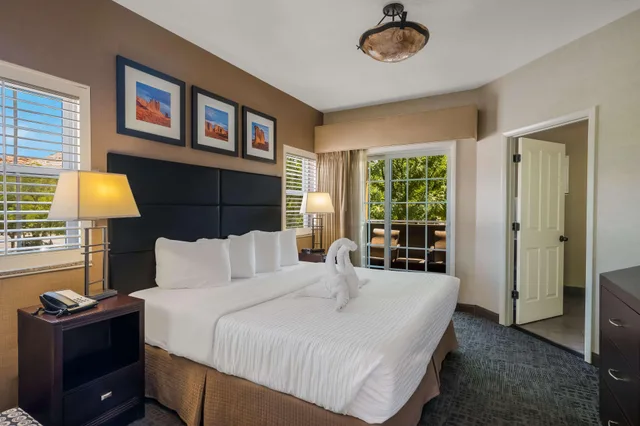 Suite, 1 King and 2 Queen Beds, Street View, Stair Access Only, Balcony, Kitchenette، Best Western Plus Canyonlands Inn 4/10