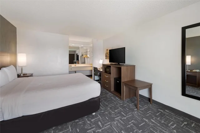 Upgrade, King Bed، Clarion Hotel Concord/Walnut Creek 1/8