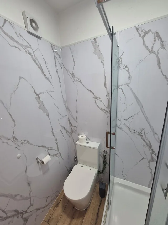 غرفة كلاسيكية ثلاثية بثلاثة أسرّة بشرفة، Guesthouse Varnica 5/8