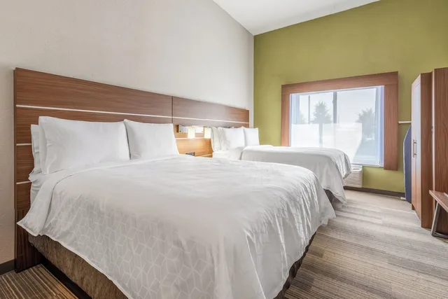 جناح بسريرين كوين، Holiday Inn Express Hotel And Suites Statesville 1/3