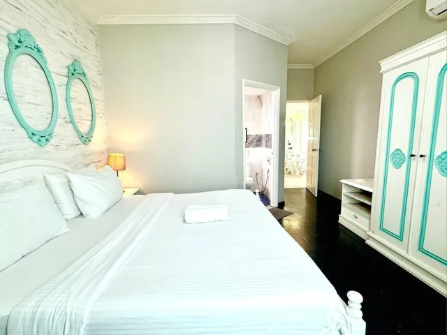 جناح ديلوكس بسرير كوين وسرير فردي بـ3 غرف نوم، Century Bay Private Residences 1/7