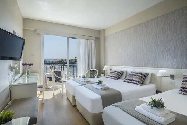 غرفة ثلاثية بسرير مزدوج وسرير فردي، Pavlo Napa Beach Hotel 1/2